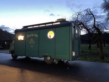 Tauber Glamping Mobil: Ausgebauter Bauwagen - Nachtansicht
