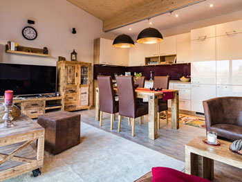 Ferienhaus Tauberblick Terrasse: Wohnzimmer mit Essbereich für 4 Personen